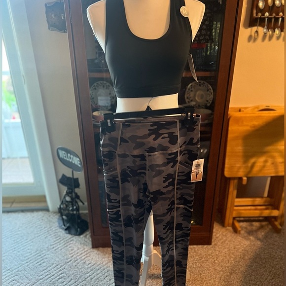 Sports Bra and Leggings Set / Active Wear, NEW - Picture 2 of 6